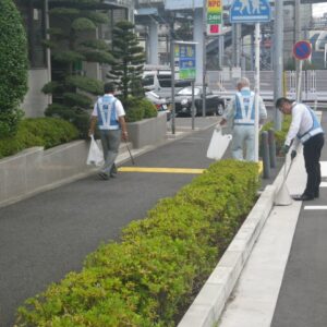 会社および西横浜駅周辺清掃活動（2017年8月）