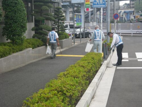 会社および西横浜駅周辺清掃活動（2017年8月）
