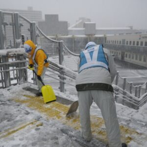 会社および西横浜駅周辺除雪活動（2018年1月）