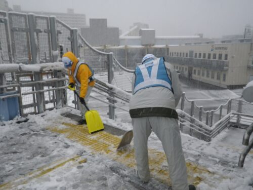 会社および西横浜駅周辺除雪活動（2018年1月）