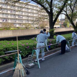 会社および西横浜駅周辺清掃活動(2021年4月)