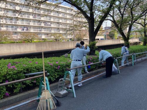 会社および西横浜駅周辺清掃活動(2021年4月)
