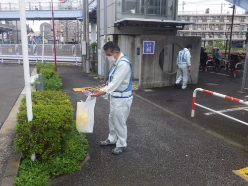 会社および西横浜駅周辺清掃活動(2022年7月)